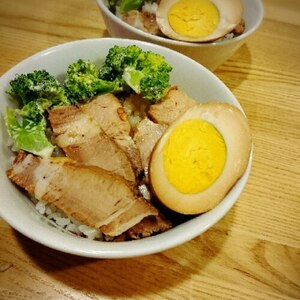 ブロッコリーと角煮丼